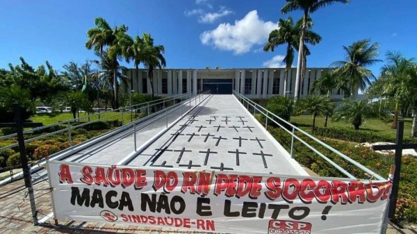 Cruzes na rampa da Governadoria simbolizam a ‘morte’ da saúde pública do RN