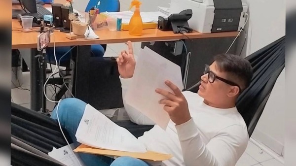 Vereador arma rede dentro da Secretaria de Infraestrutura de Mossoró à espera de atendimento