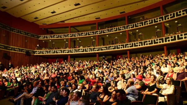 Teatro Dix-huit Rosado recebe grande público em primeiro show após reforma