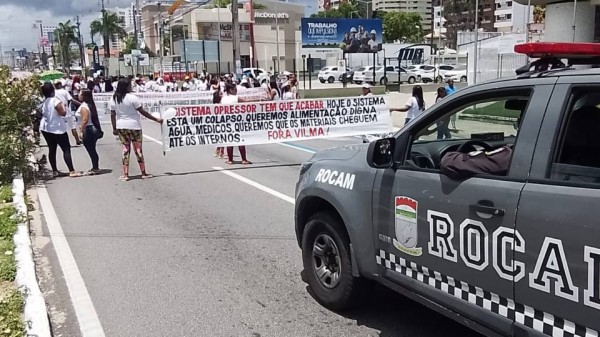 Confusão entre mulheres de detentos e a PM em frente ao Centro Administrativo em Natal