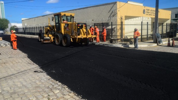 Prefeitura inicia obra de asfalto na rua da APAE, dentro do 'Mossoró Realiza'