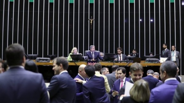 URGENTE: Lira atende relator e adia votação do Projeto da Censura