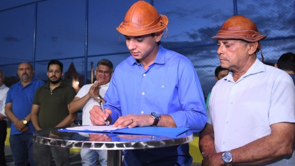 Prefeito Allyson entrega praça reformada em comunidade de Passagem de Pedra