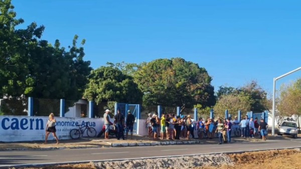 Revoltados com falta d'água em Mossoró, moradores fazem protesto na Caern 