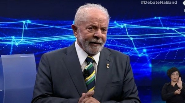 Após massacre na Band, Lula foge do debate do SBT