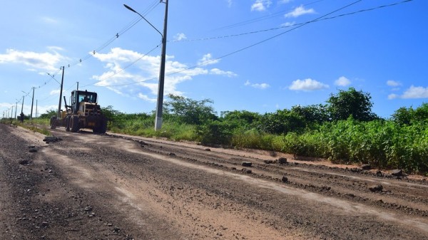 Prefeitura inicia serviço de terraplenagem e nivelamento de ruas no bairro Nova Mossoró