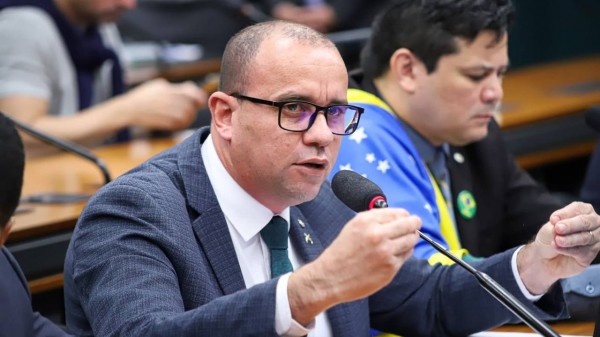 Gonçalves faz pronunciamento emocionante e cobra ações do Governo sobre morte de PM