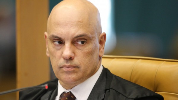 Alexandre de Moraes determina bloqueio de bens e imóveis de Silveira