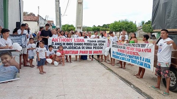 Moradores cobram justiça pela morte de criança de 5 anos vítima de 'grau' em Mossoró