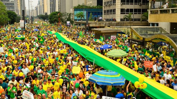 35% se identificam com direita e 22%, com esquerda, diz Datafolha