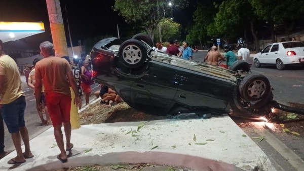 Veículo atinge duas motocicletas e capota na Av. Felipe Camarão, em Mossoró