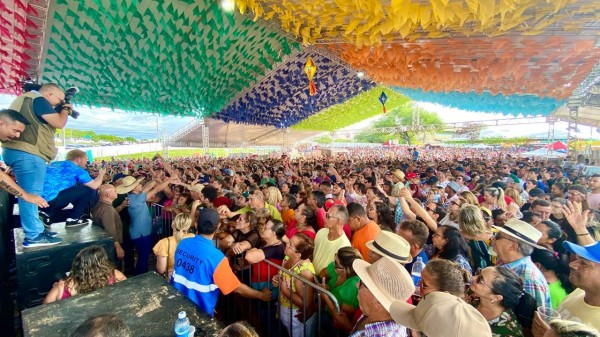 Polo ‘Arraía do Povo’ tem público recorde com Waldonys e Bartô Galeno