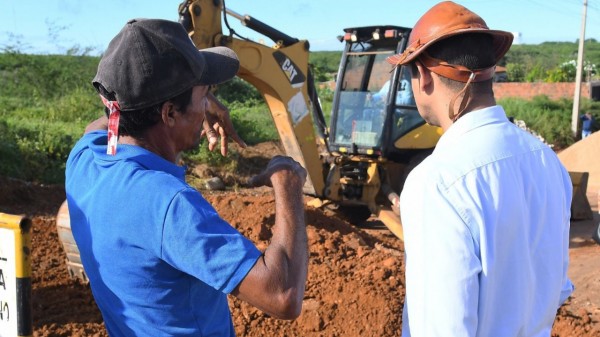 Allyson acompanha inicio da obra de pavimentação da rua do Hospital da Mulher