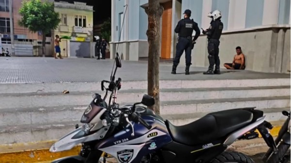 Briga entre moradores de rua quase termina em tragédia em frente à Catedral de Santa Luzia, em Mossoró