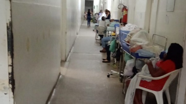 Técnicos de enfermagem realizam parada cobrando melhores condições de trabalho no HRTM