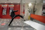 Violência da extrema esquerda fortalece imagem de Bolsonaro