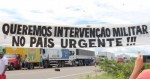 Em MossorÃ³-RN, caminhoneiros exibem faixa pedindo intervenÃ§Ã£o militar