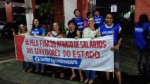 Professores fazem protesto contra Robinson na porta da TCM e chamam governador de "caloteiro"