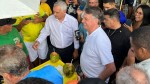 Bolsonaro visita Praia de Ponta Negra e toma água de coco com apoiadores