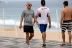 Diretor da Globo caminha na praia enquanto emissora manda vocÃª ficar em casa