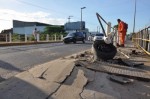 Carro perde a roda apÃ³s colidir com ponte na Avenida Presidente Dutra