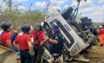 Carreta tomba na RN-427 e dois homens morrem entre Acari e Currais Novos