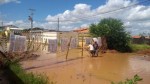 No SumarÃ©, moradores realizam protesto e interditam rua tomada pela lama