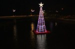 MossorÃ³ ganha decoraÃ§Ã£o natalina com Ã¡rvore de Natal flutuante no rio