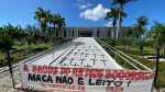 Cruzes na rampa da Governadoria simbolizam a ‘morte’ da saúde pública do RN