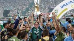 Bolsonaro entrega taÃ§a de campeÃ£o ao Palmeiras e Ã© ovacionado pela multidÃ£o