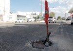 Buraco Ã© sinalizado com pedaÃ§o de pau na Avenida Presidente Dutra
