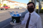 Ambulante que se veste de garçom para vender água nos semáforos de Mossoró sonha em montar o próprio negócio