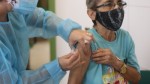 Recorde: Quase 1 milhão de doses são aplicadas em 24h no Brasil