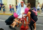Feministas encenam â€œaborto de Jesusâ€ em frente Ã  Igreja CatÃ³lica