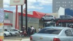 Motorista de caminhÃ£o cegonha erra manobra e atinge fachada de restaurante na Av. Presidente Dutra