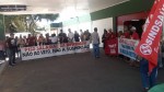 Servidores da saúde realizam protesto na porta do HRTM