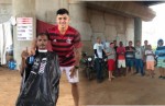 VoluntÃ¡rios se solidarizam com morador de rua que vende Ã¡gua mineral em viaduto de MossorÃ³