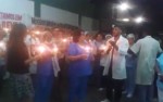Servidores da saÃºde em greve acendem velas na esperanÃ§a de receberem salÃ¡rios