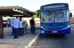Moradores comemoram a chegada de ônibus no bairro Aeroporto em Mossoró