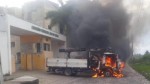 Caminhões da Cosern incendiados e delegacia metralhada; o caos continua no RN