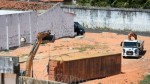 PM ergue muro de contÃªineres para separar facÃ§Ãµes rivais em AlcaÃ§uz