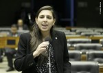 Natália Bonavides quer o fim do uso de "marido e mulher" na união civil